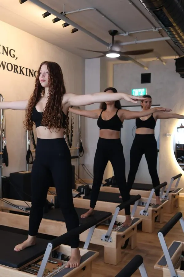 מתאמנות בפילאטיס מכשירים בסטודיו של גלית הראל